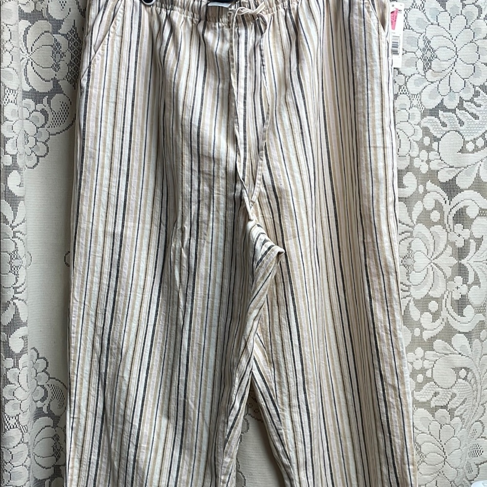 Classic Elements Cream and Black Capris with Elastic Waist